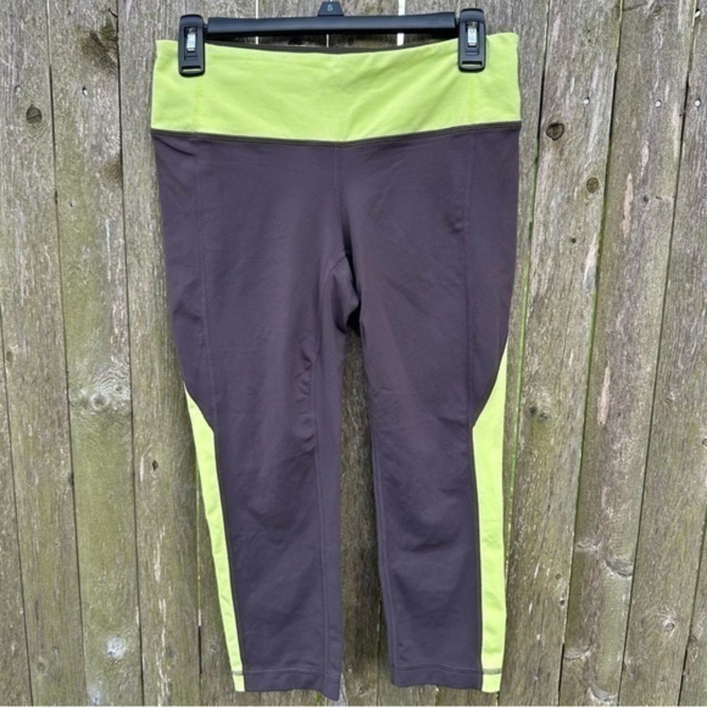 Athleta Splits Relevation Capri Leggings (Size Medium)
